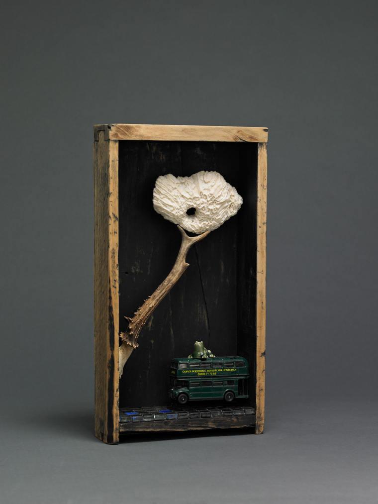 陈庆庆《都市天际线的那片云》 41X22X7.5cm，2014
