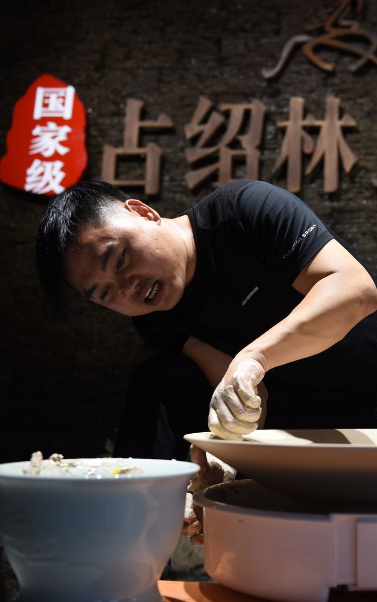 占绍林工作照片