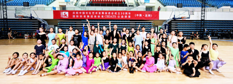 7.贺军与公益课学员合影